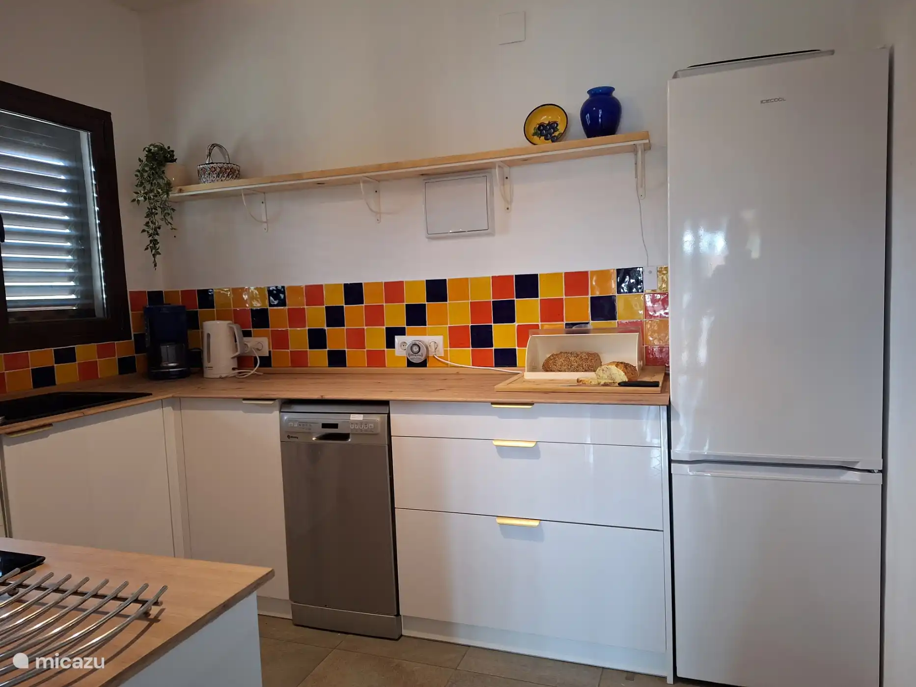 Gemütliche Küche mit umfangreichen Utensilien und Küchengeräten