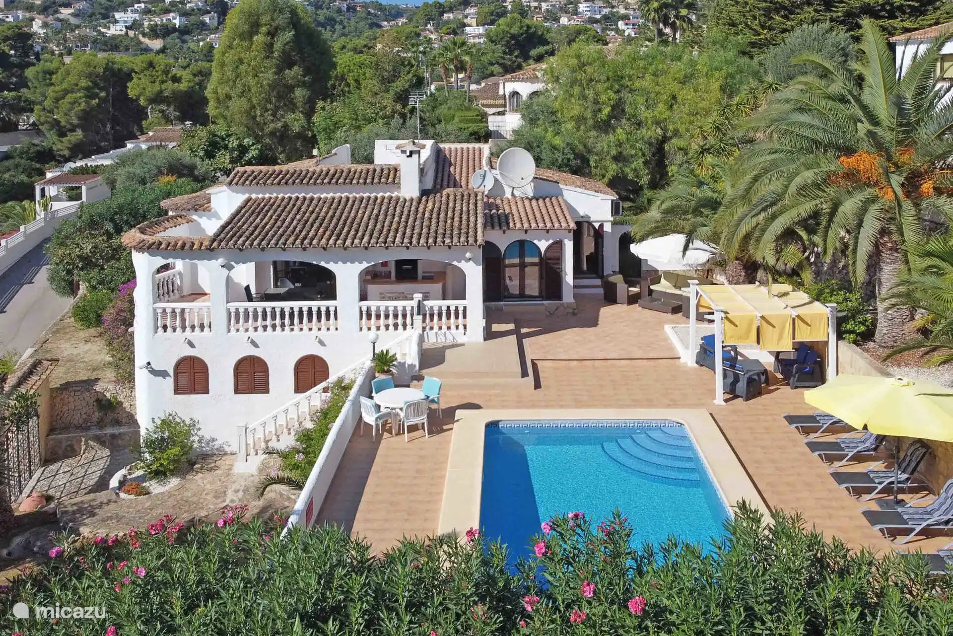 Schöne Südausrichtung, Terrassen überall rund um das Haus in der Sonne und im Schatten