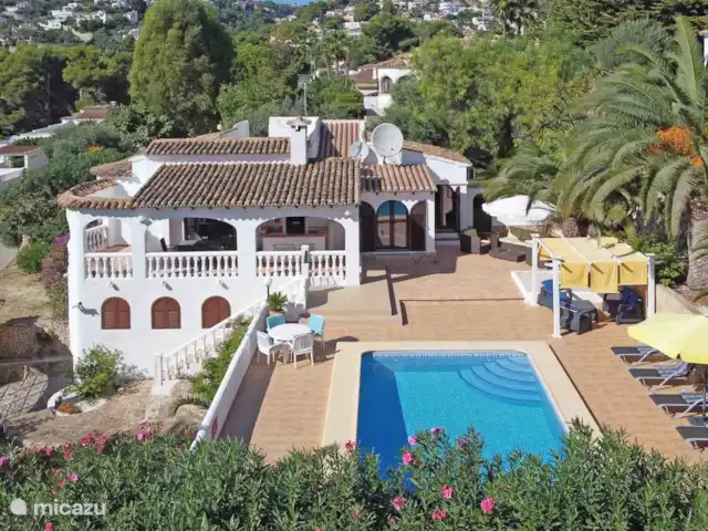 Villa avec piscine près de la mer et du golf | Espagne, Costa Blanca, Benissa - villa Belle exposition plein sud, terrasses un peu partout autour de la maison au soleil et à l’ombre