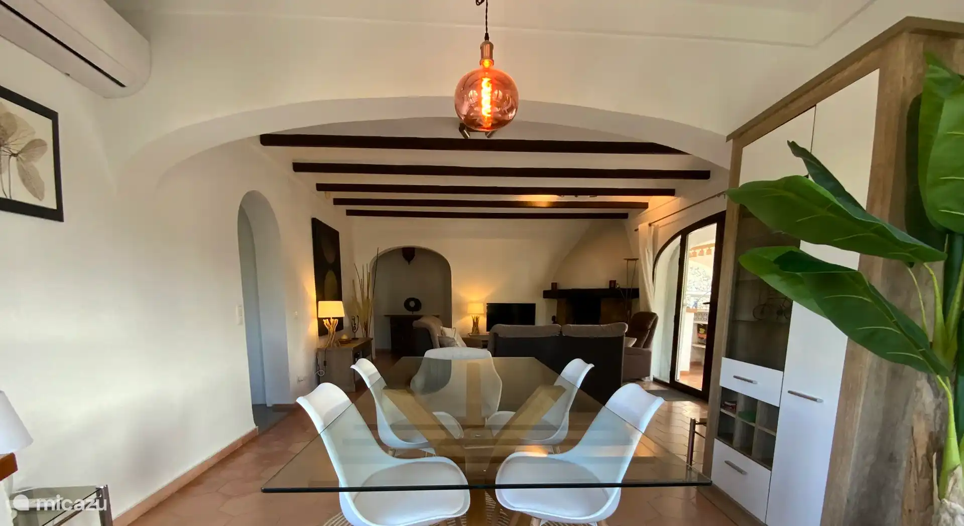 salon et salle à manger avec accès à la terrasse couverte (Naya)