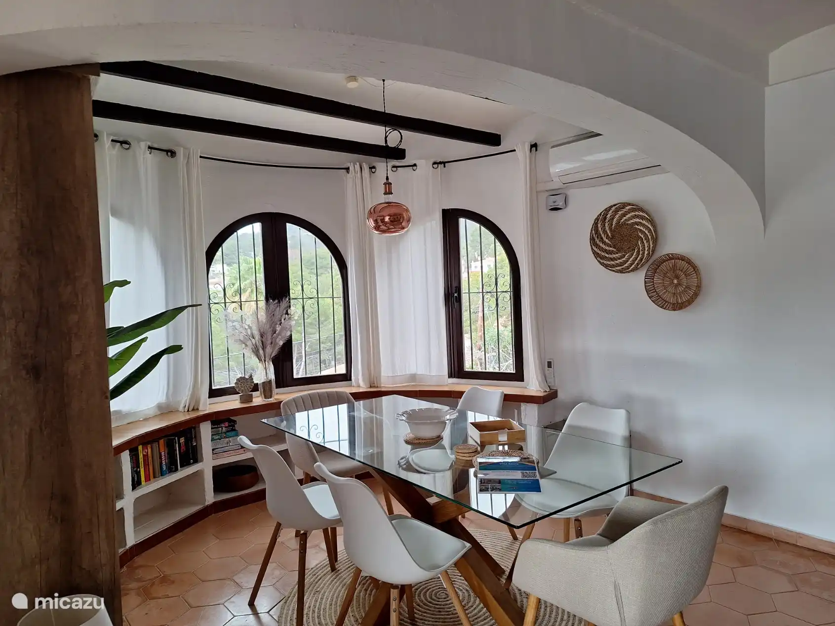 Gemütliches Essen, Bücher, schöne Gläser und schönes Licht, Klimaanlage warm und kalt