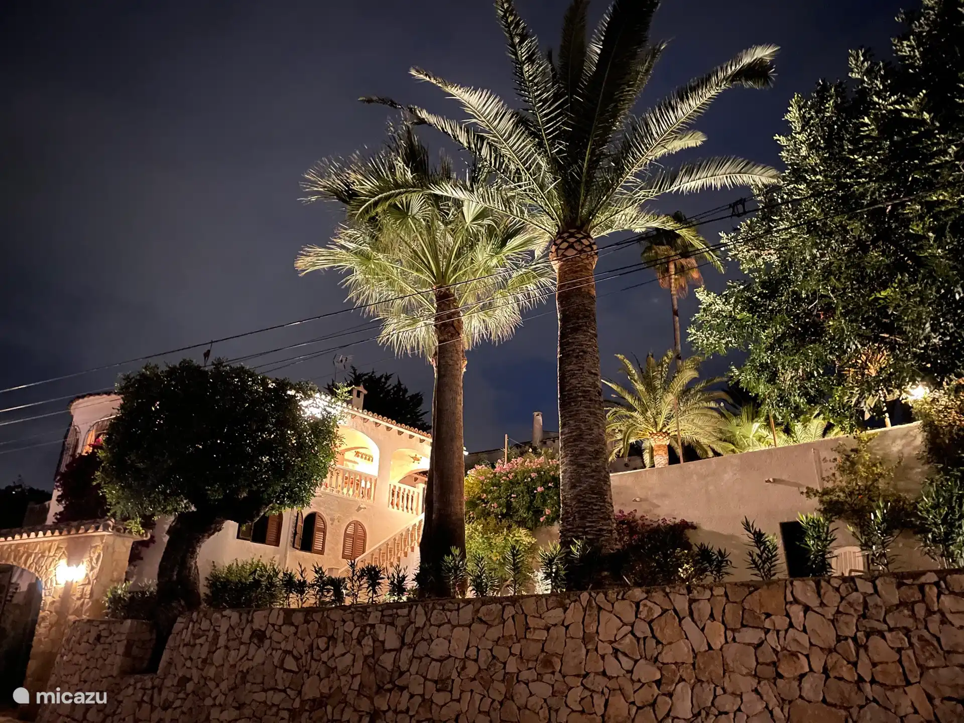 Vous pouvez utiliser l’éclairage du jardin, mais aussi sortir profiter du ciel étoilé