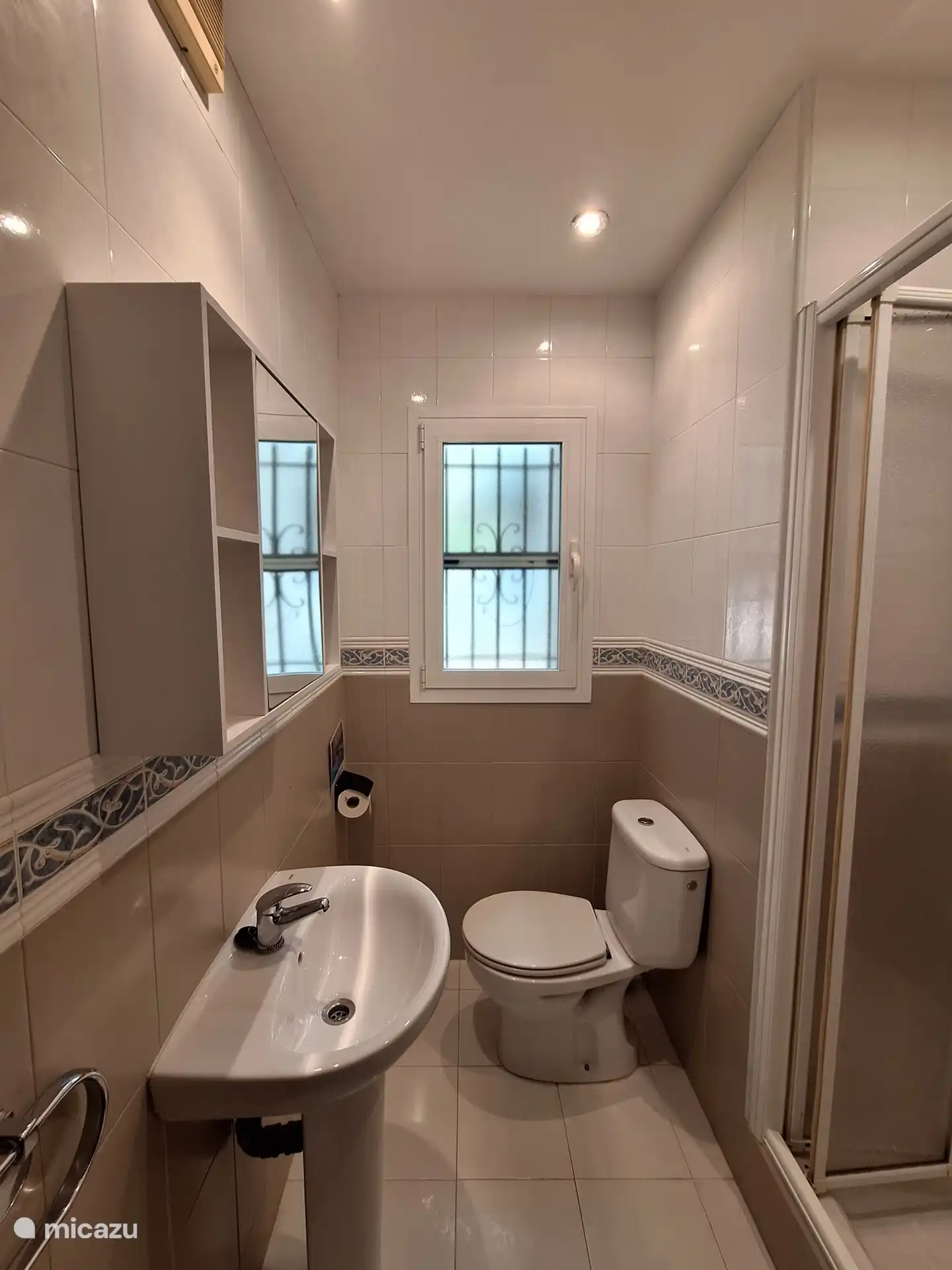 2. kleines Badezimmer mit Dusche, WC und Waschbecken