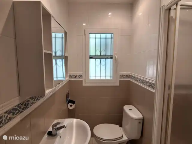Villa avec piscine près de la mer et du golf | Espagne, Costa Blanca, Benissa - villa 2ème petite salle de bain avec douche, WC et lavabo