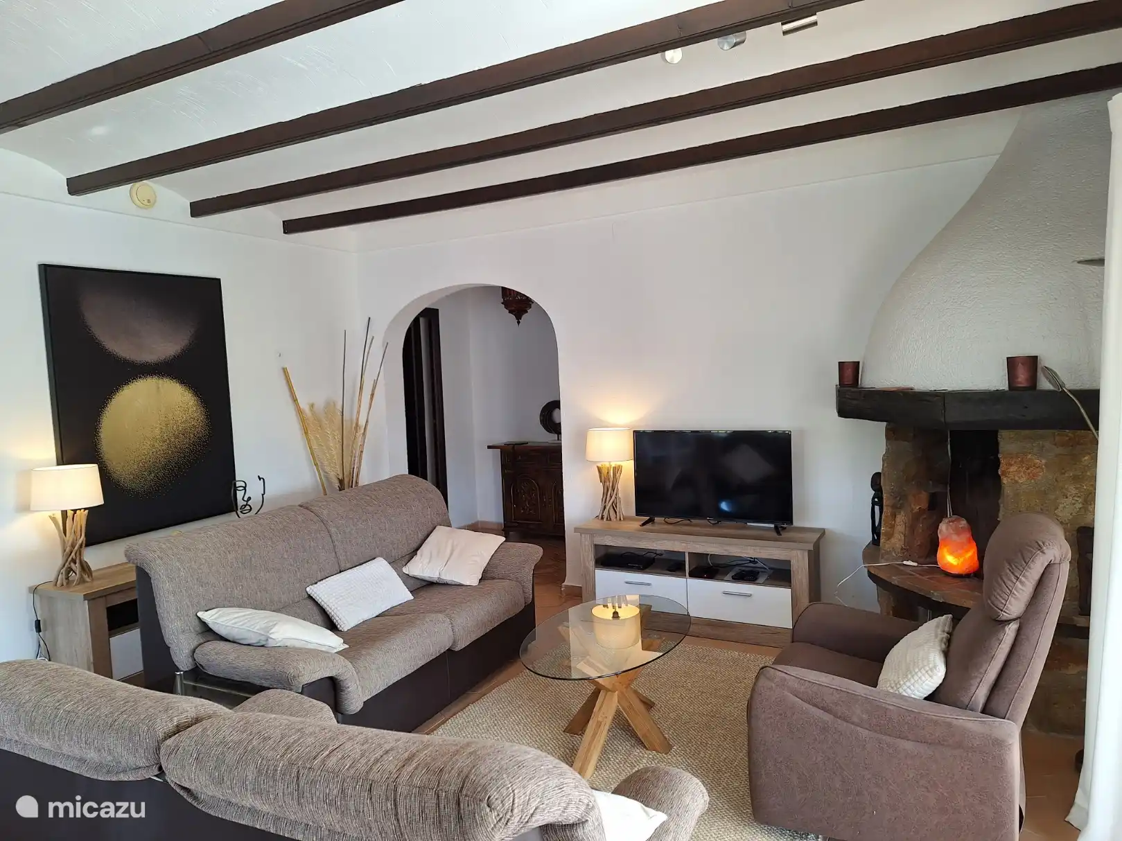 Gemütliches Wohnzimmer, Sat-TV und ein fauler Lesesessel mit klappbarem Fußbereich.