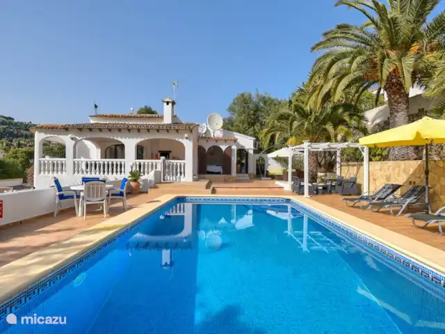 Villa avec piscine près de la mer et du golf | Espagne, Costa Blanca, Benissa - villa Beaucoup d’espace autour de la piscine avec diverses terrasses, à l’ombre ou au soleil.
