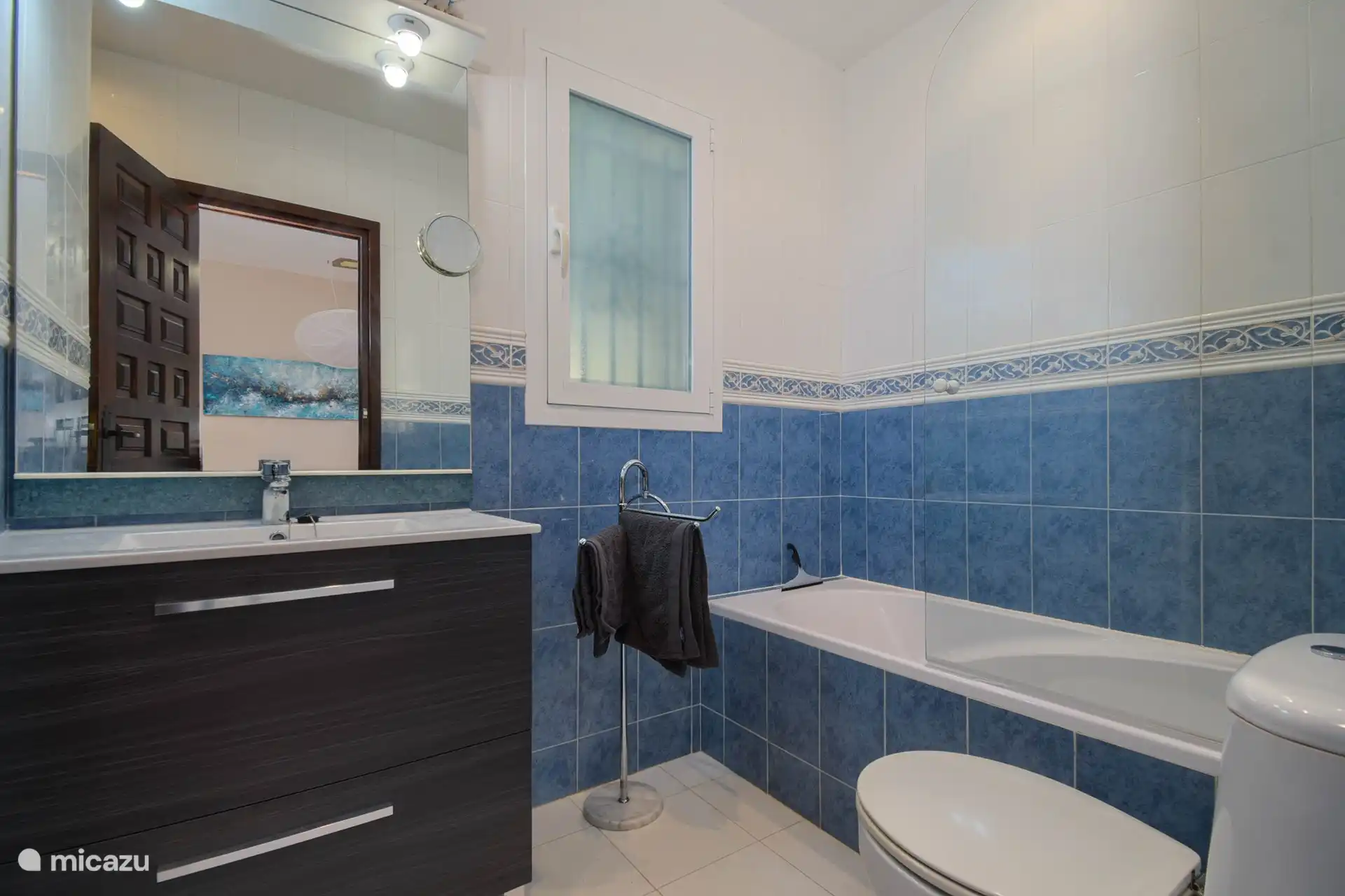 Badezimmer en-suite des Hauptschlafzimmers, mit Badewanne, WC, Waschbecken (Haartrockner) und Dusche.