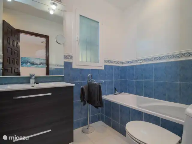 Villa avec piscine près de la mer et du golf | Espagne, Costa Blanca, Benissa - villa Salle de bain attenante à la chambre principale, avec baignoire, toilettes, lavabo (sèche-cheveux) et douche.