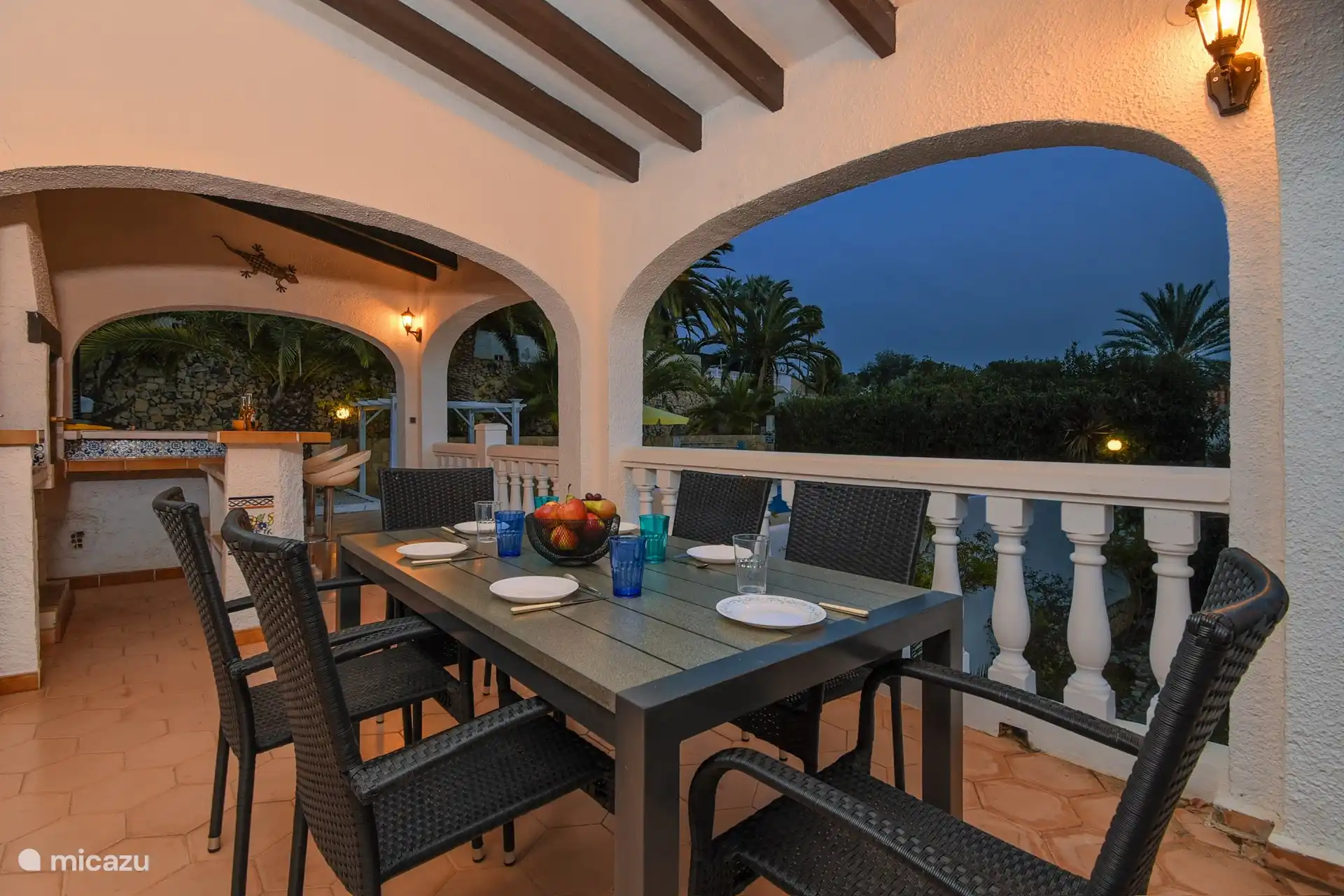 Gemütliches Essen im Freien am Abend