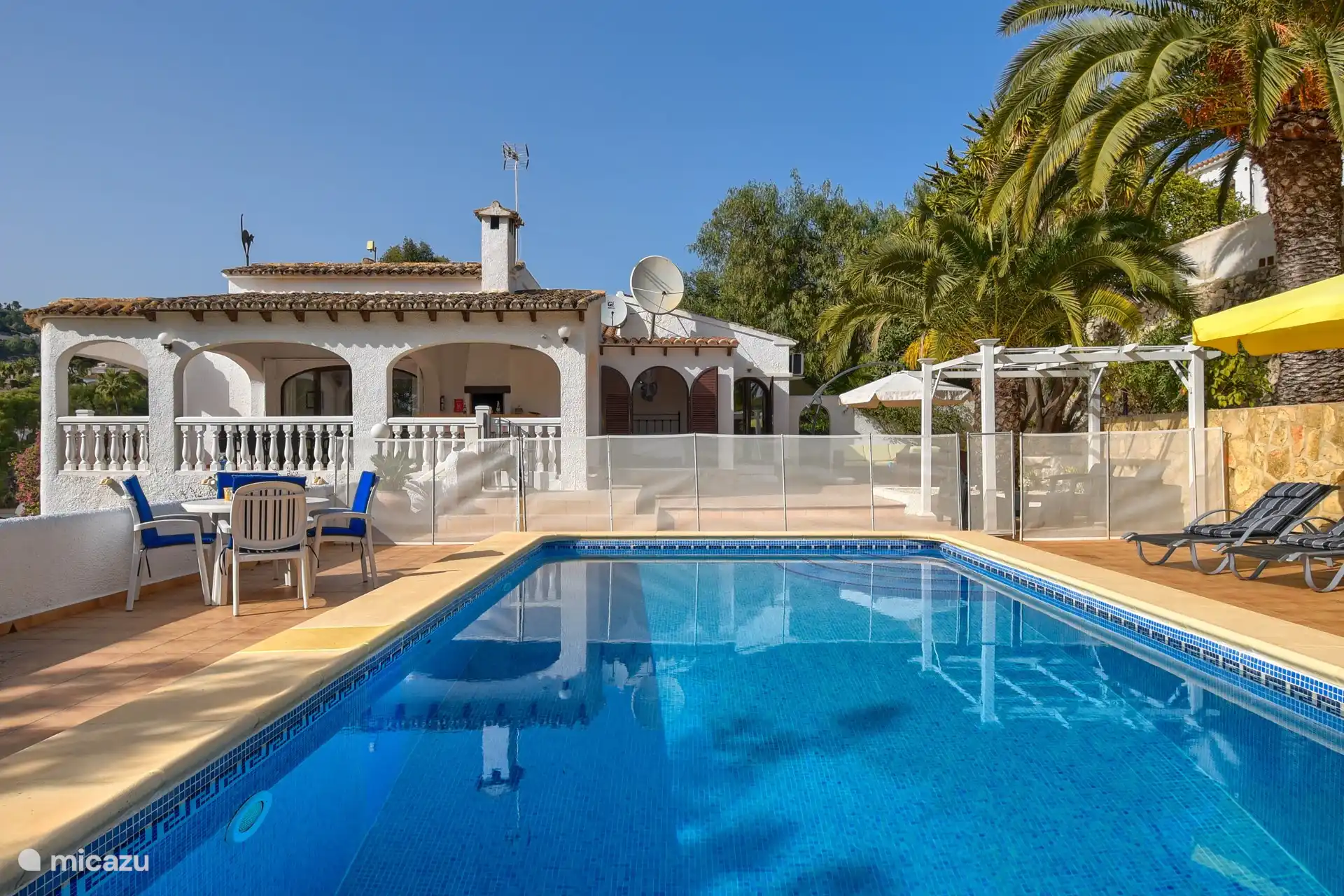 Der Pool kann mit einem Sicherheitsgitter verschlossen werden (bitte vorher angeben, damit wir ihn aufstellen können)