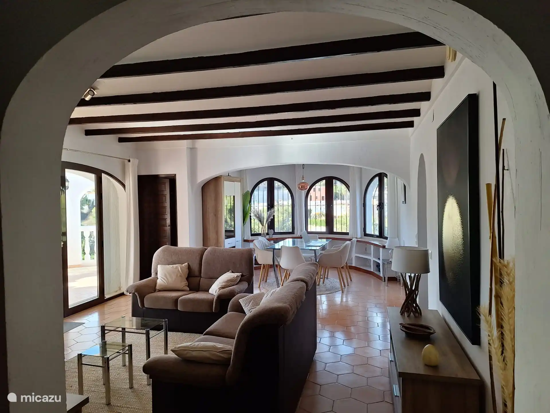 Helles Wohn- und Esszimmer mit Blick auf die Umgebung.