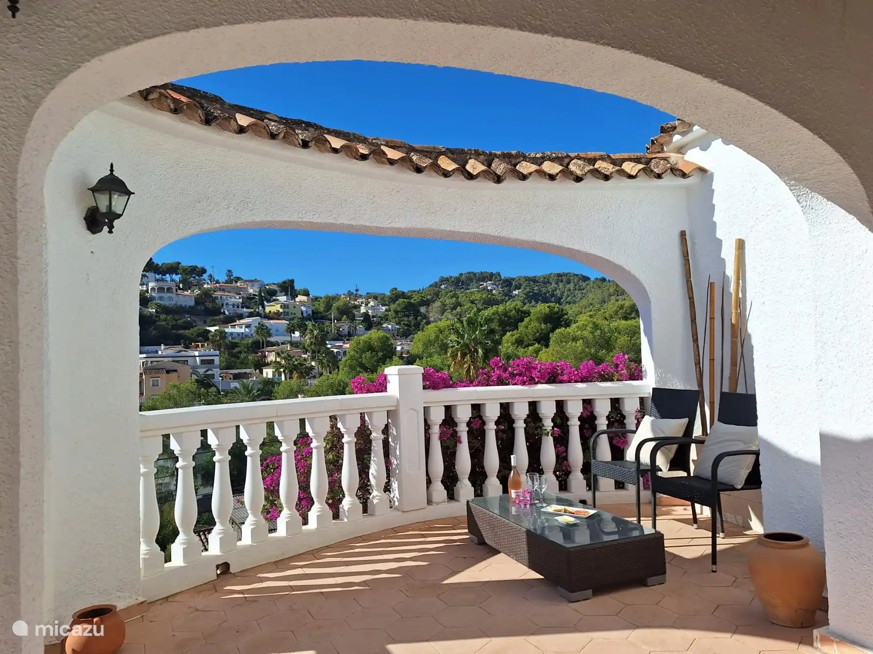 Ein Teil der Terrasse ist offen, ideal für die Sternenbeobachtung bei Nacht!