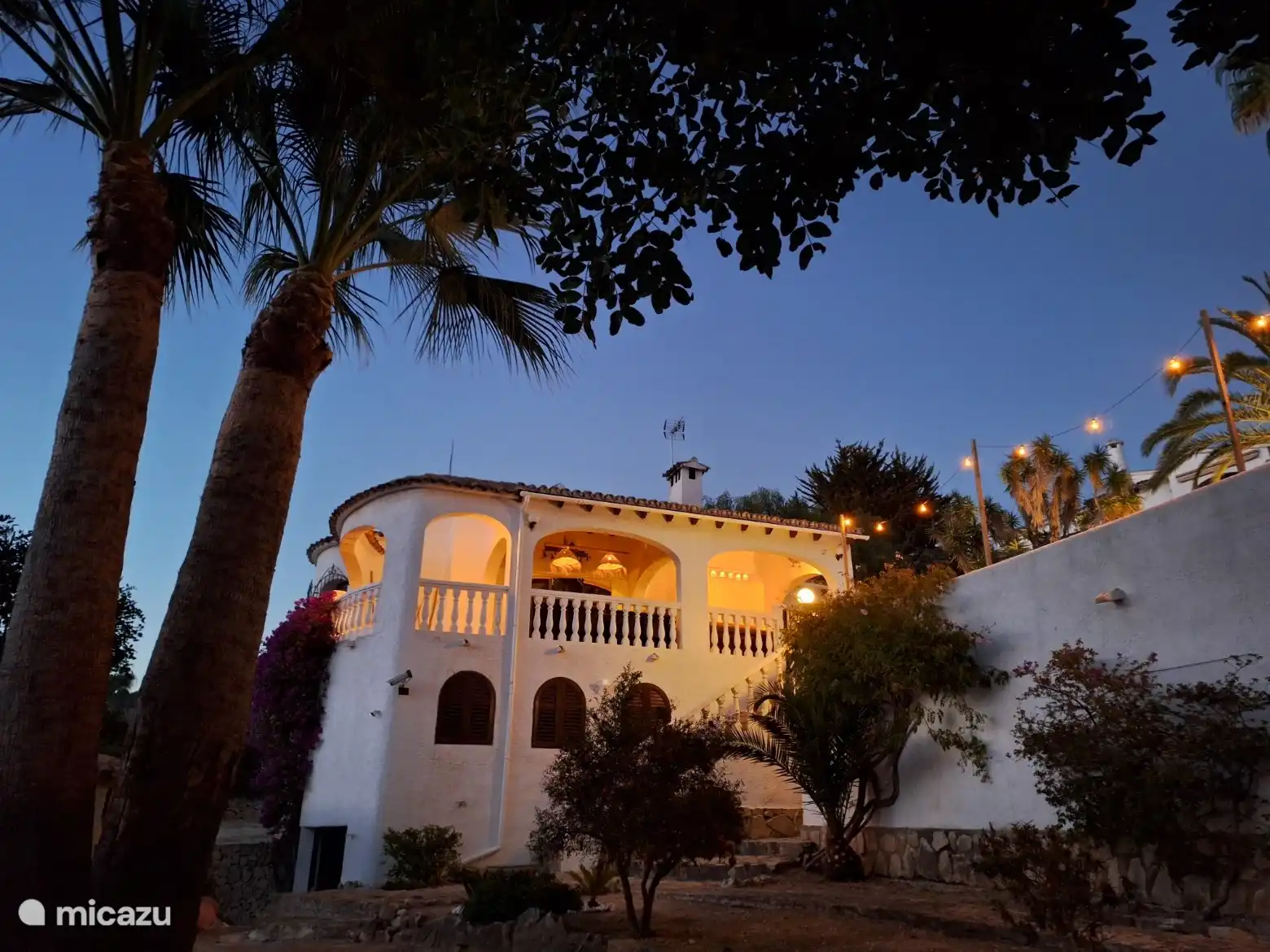 Blick auf das Haus und den Poolbereich vom Vorgarten.