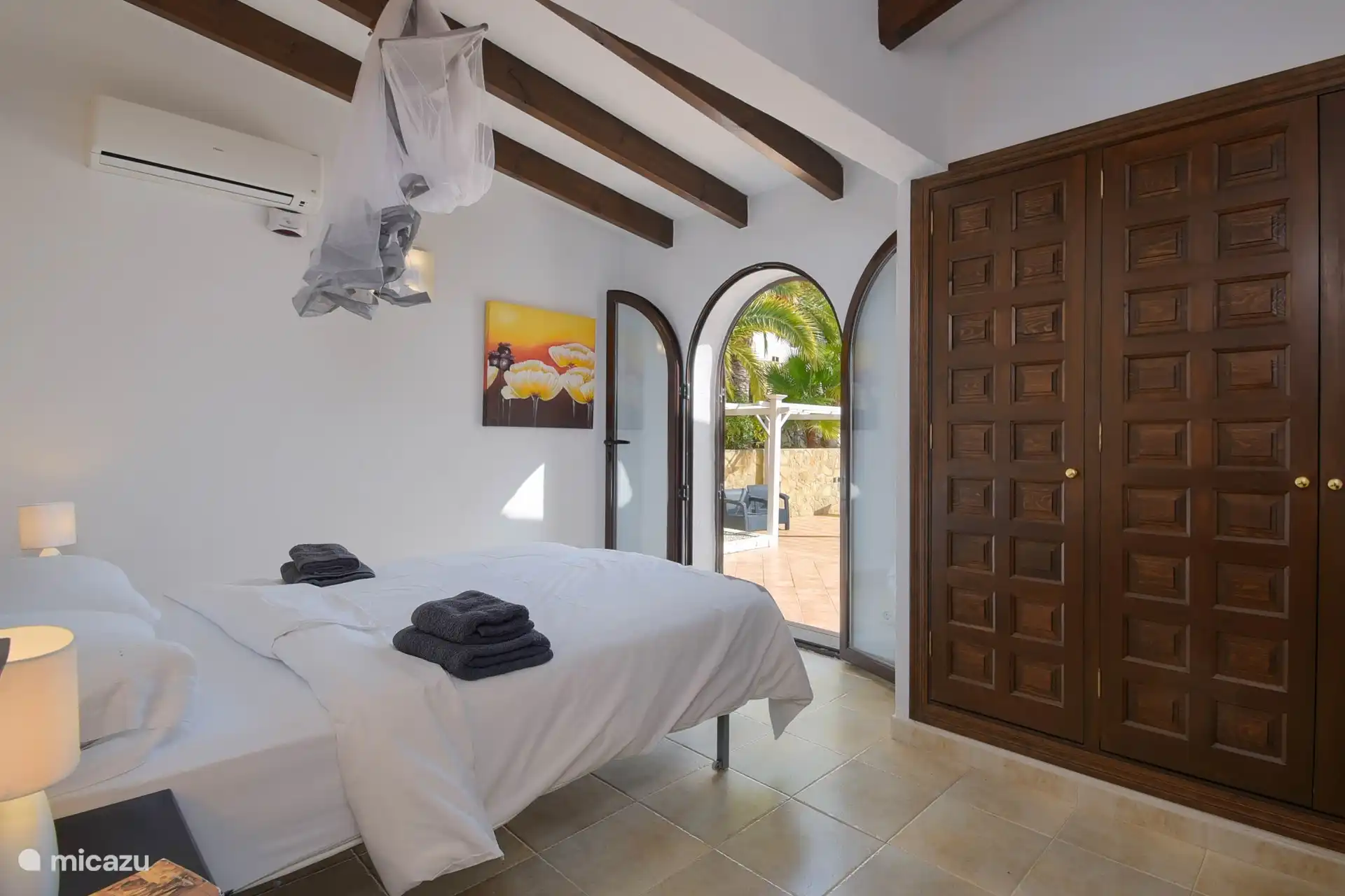 Gemütliches, geräumiges Schlafzimmer mit Zugang zur Terrasse zum Pool. 