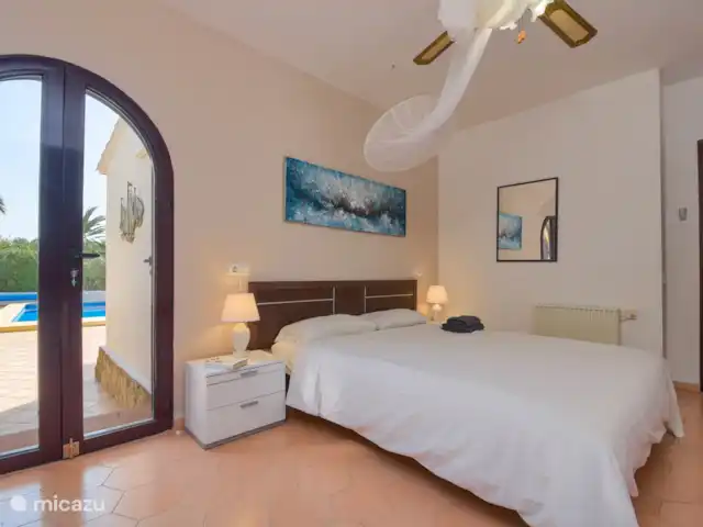 Villa avec piscine près de la mer et du golf | Espagne, Costa Blanca, Benissa - villa Chambre principale avec un bon matelas avec surmatelas et salle de bain attenante ; Portes-fenêtres donnant sur la piscine.