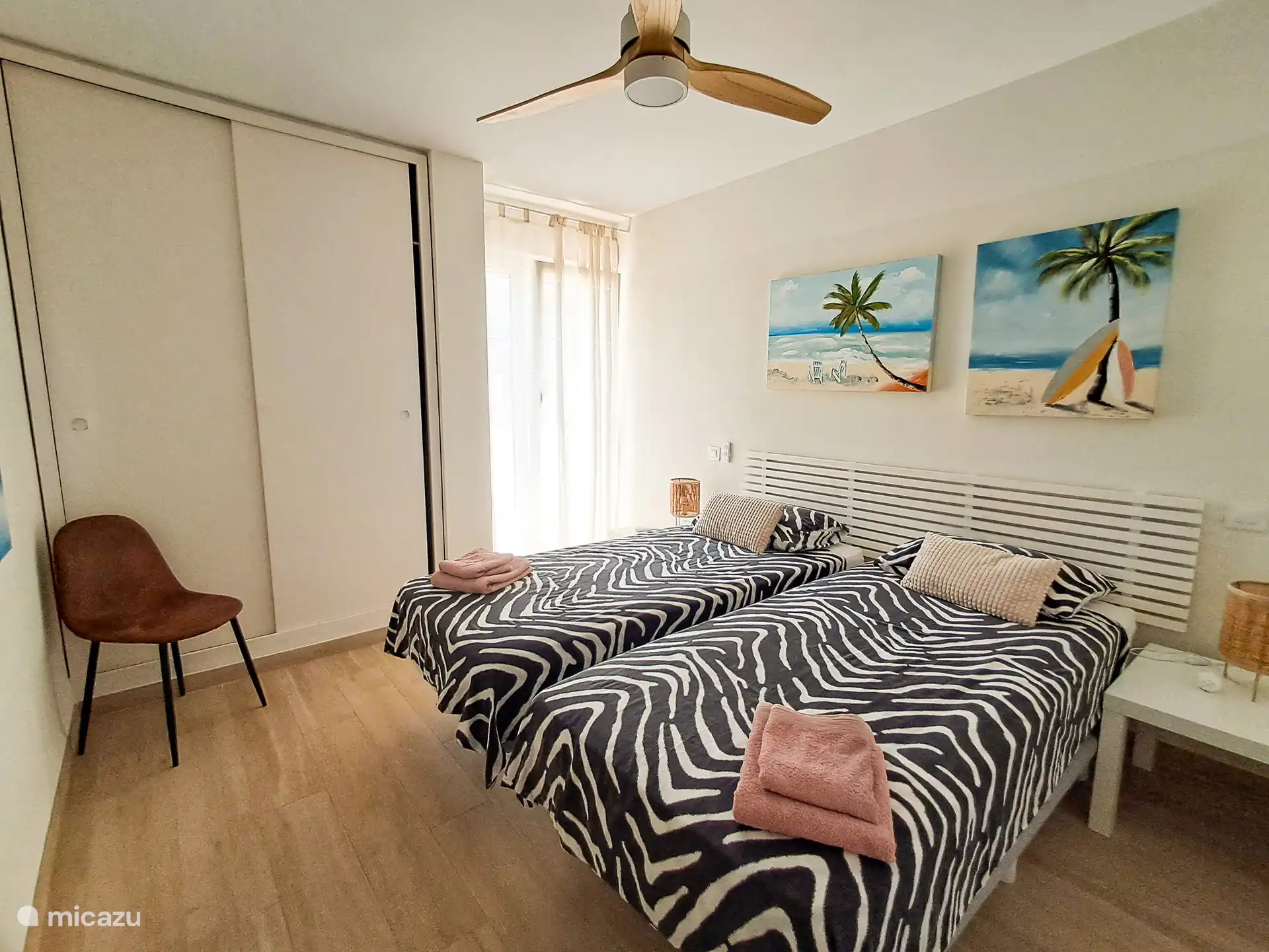 Dormitorio con 2 camas individuales