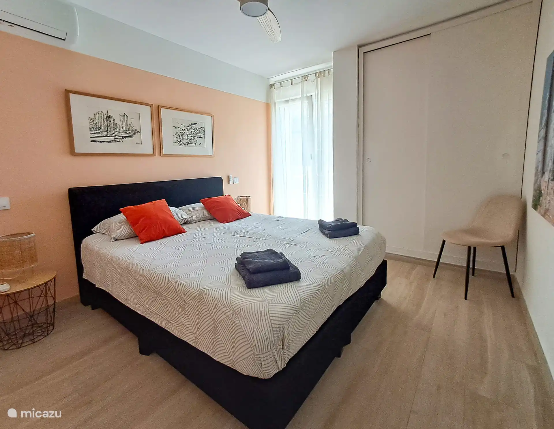 Dormitorio con cama matrimonial