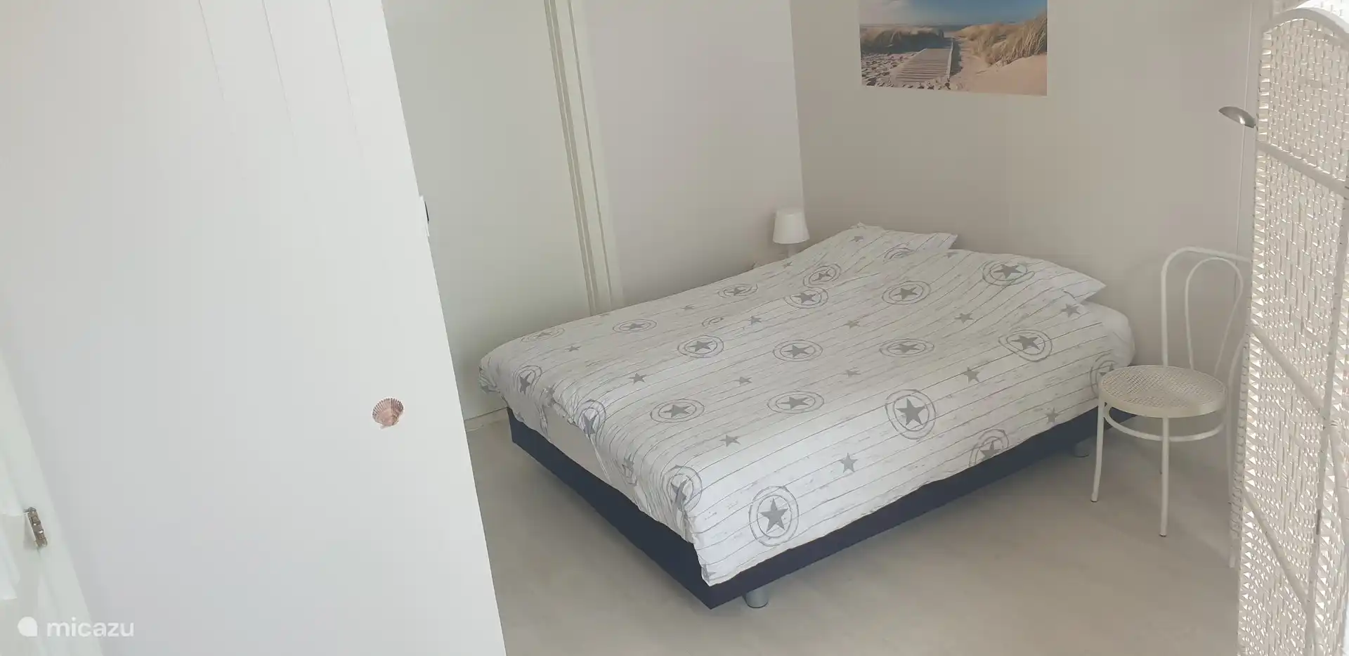 Cama de matrimonio. El estudio también incluye un sofá cama doble.