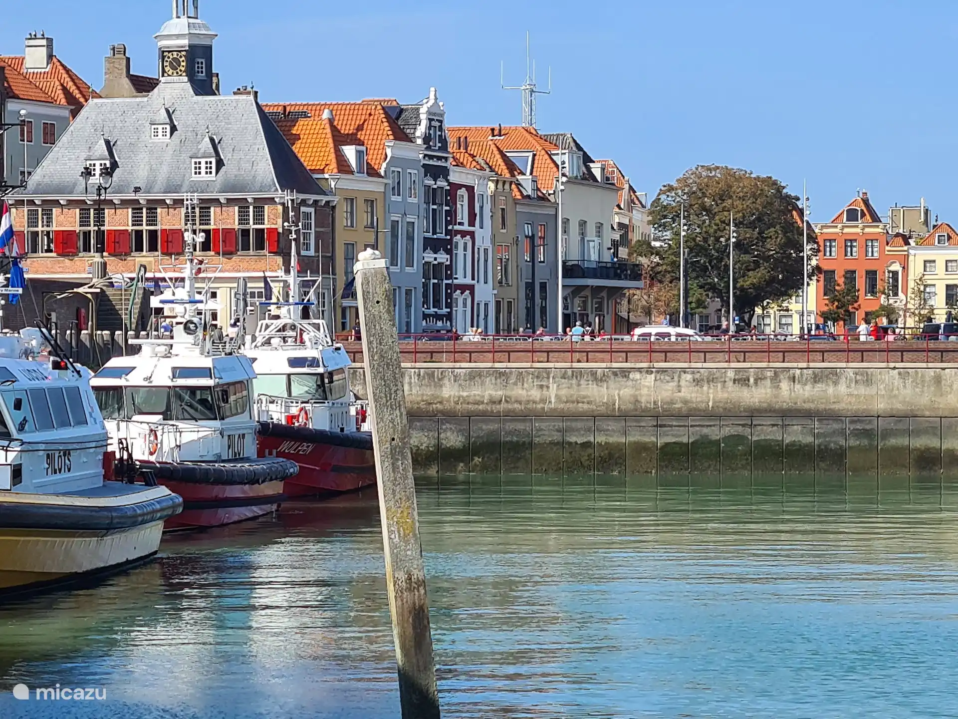 Siga el Boulevard de Ruyter en dirección este (50 metros) y llegará al Bellamypark (ver foto) y, por tanto, al centro de la ciudad.