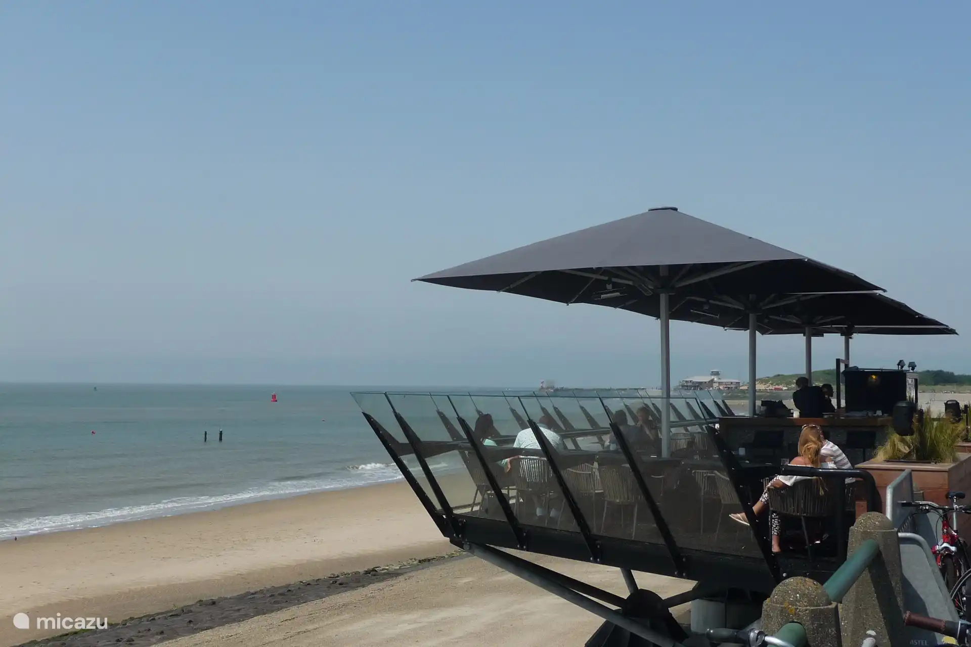 Una de las muchas terrazas colgantes/flotantes del Boulevard Vlissingen.