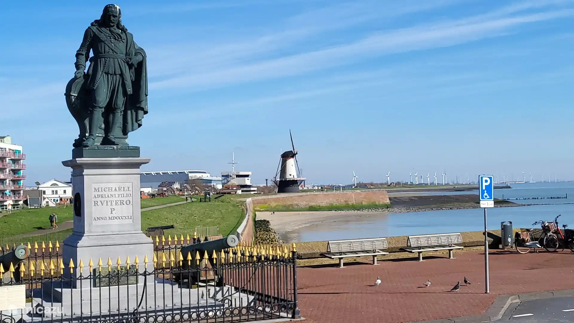 A 50 metros de la puerta principal en dirección este (final del Boulevard de Ruyter)