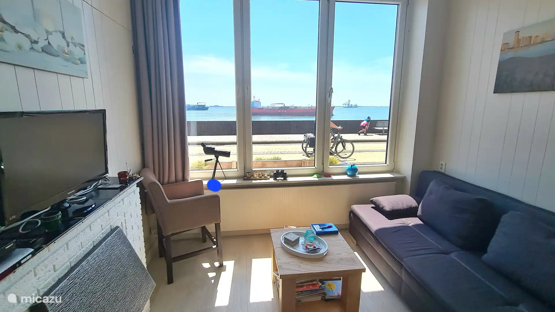 Salón en planta baja (nivel bulevar). El bulevar es una calle para bicicletas y, a menudo, está cerrada al tráfico motorizado. Con nuestro permiso de estacionamiento podrás acceder al bulevar y también estacionar en el lugar.