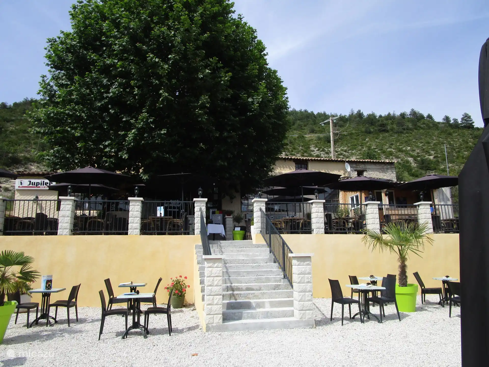Restaurant « Lac de Castillon » à 100 m de la maison de vacances.