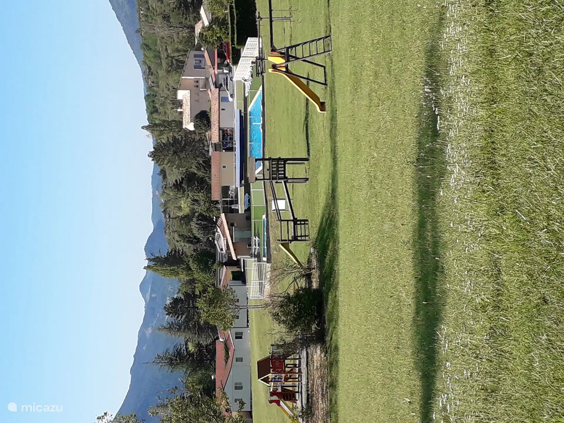 Aire de jeux pour les plus petits et terrain de football