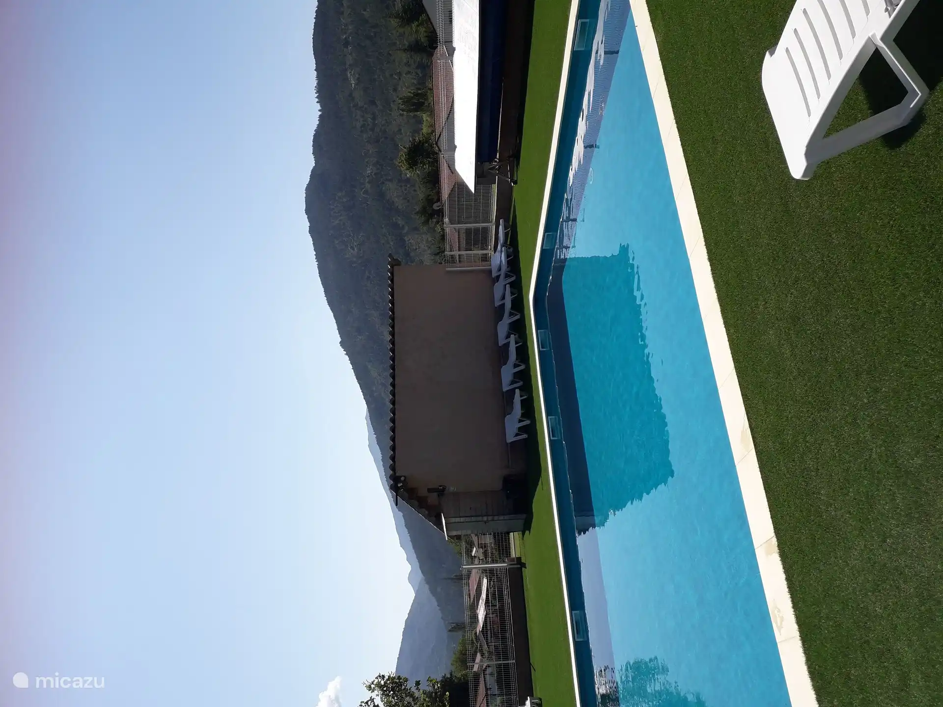 Piscine générale avec chaises longues (utilisation gratuite)