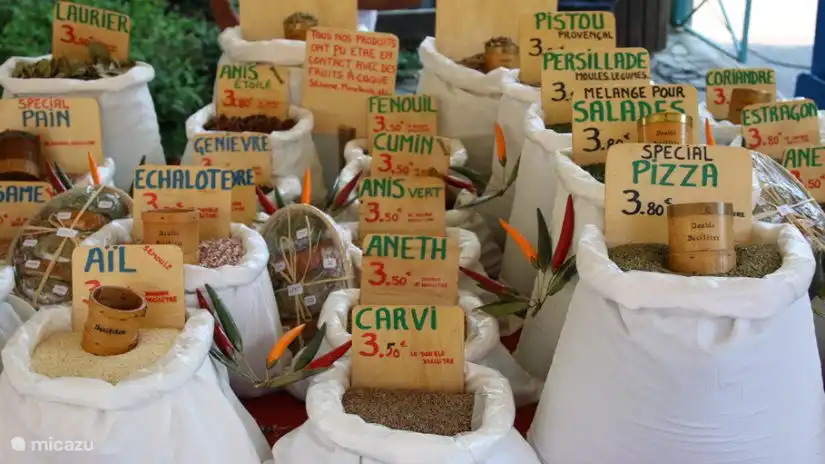sur le marché du mercredi et samedi