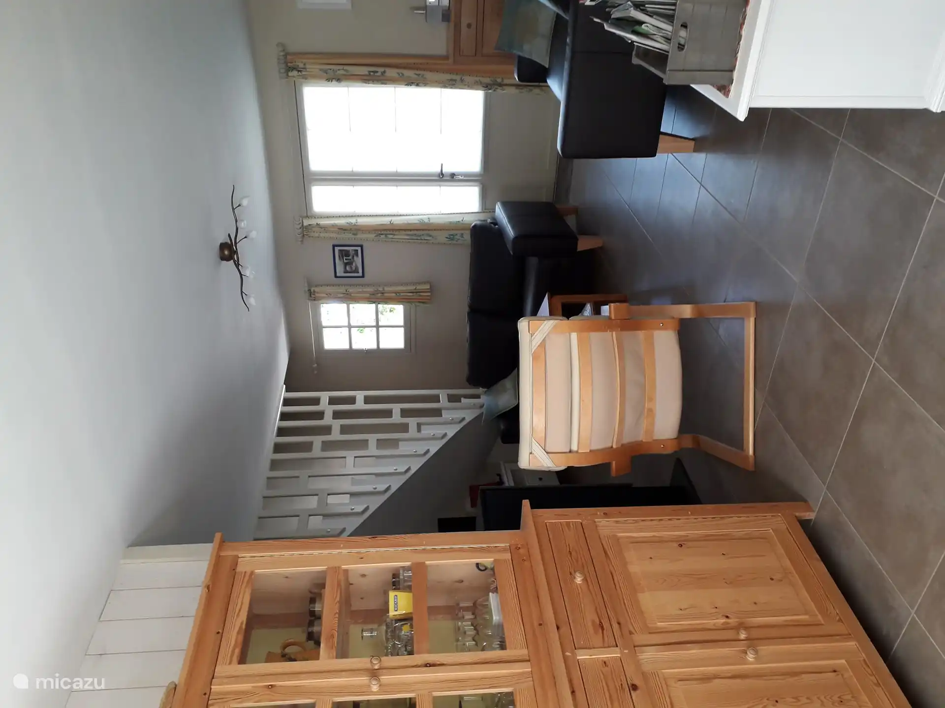 Vue de la cuisine au coin salon