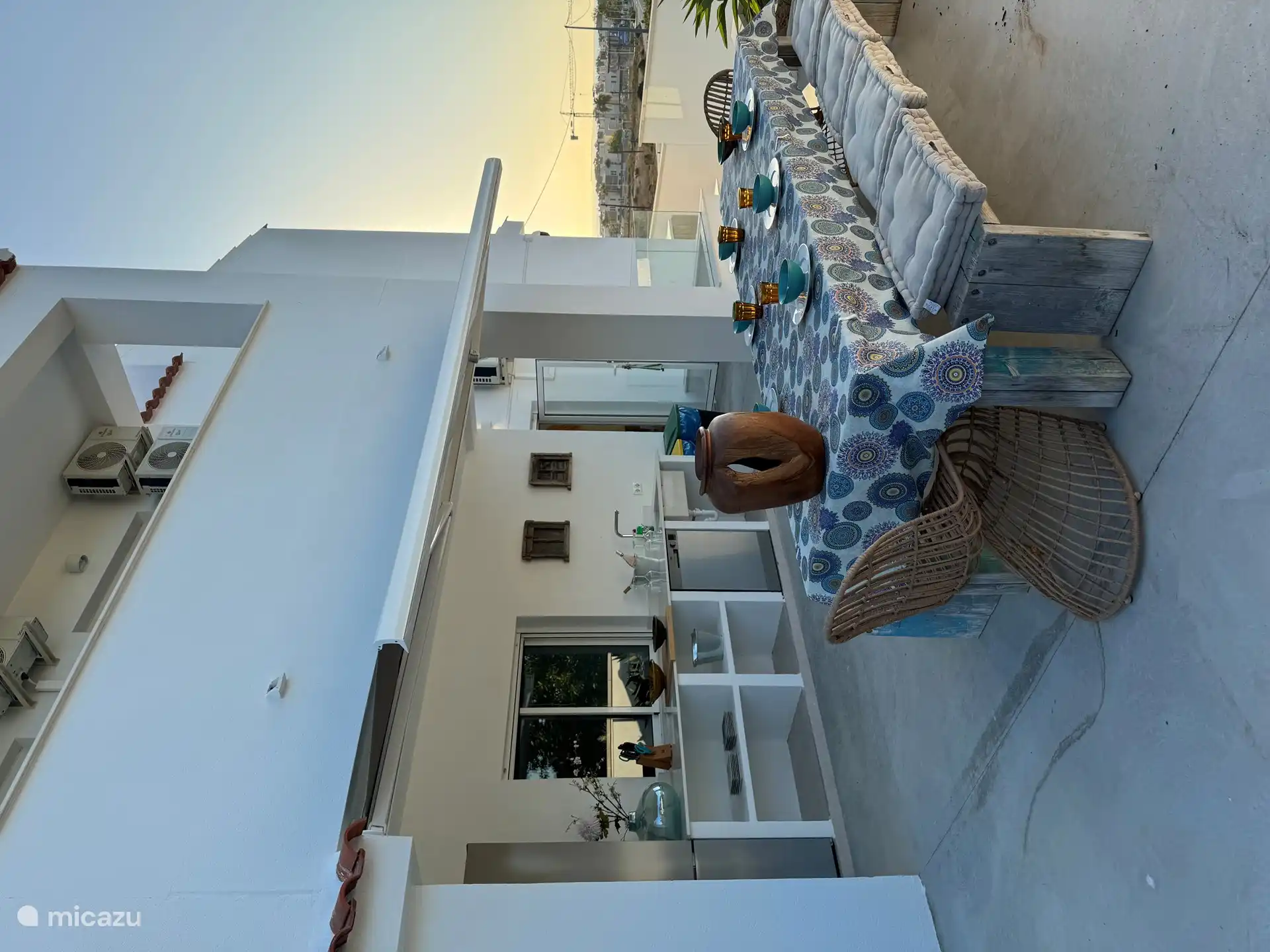 Außenküche mit Kühlschrank, Geschirrspüler, Grill und Meerblick 