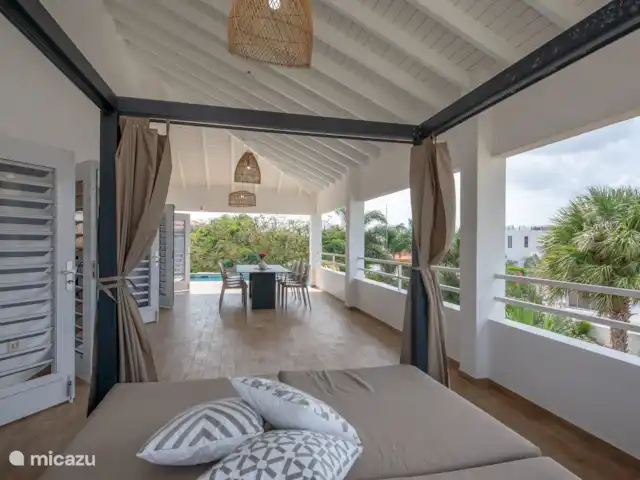 Location de Vacances Curaçao, Banda Ariba (est), Vista Royal, appartement - Villa Fortuna Véranda spacieuse avec chaise longue et table à manger
