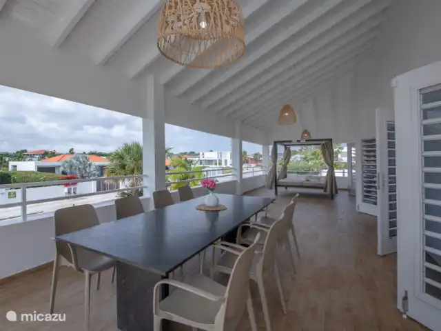 Location de Vacances Curaçao, Banda Ariba (est), Vista Royal, appartement - Villa Fortuna Véranda spacieuse avec chaise longue et table à manger