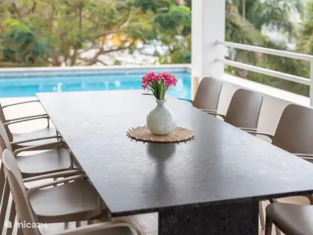 Location de Vacances Curaçao, Banda Ariba (est), Vista Royal, appartement - Villa Fortuna Table à manger au bord de la piscine sur la véranda