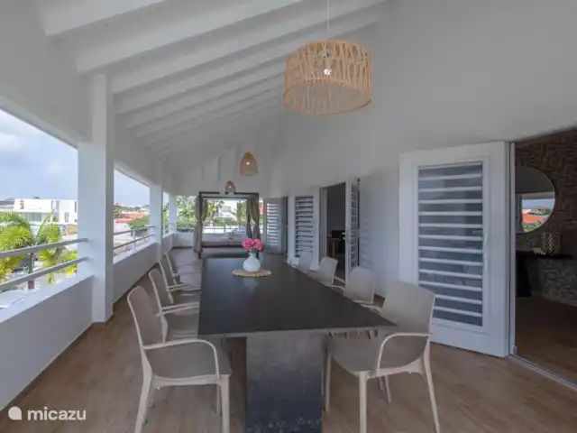 Location de Vacances Curaçao, Banda Ariba (est), Vista Royal, appartement - Villa Fortuna Véranda spacieuse avec chaise longue et table à manger