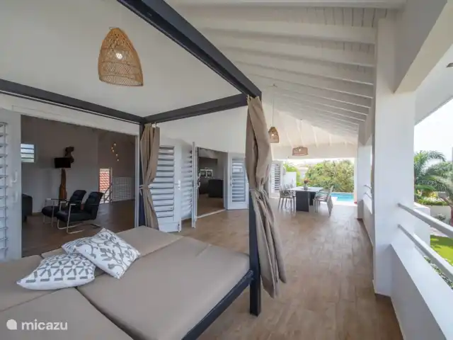 Location de Vacances Curaçao, Banda Ariba (est), Vista Royal, appartement - Villa Fortuna Véranda spacieuse avec chaise longue et table à manger