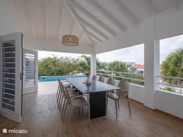 Location de Vacances Curaçao, Banda Ariba (est), Vista Royal, appartement - Villa Fortuna Véranda spacieuse avec chaise longue et table à manger