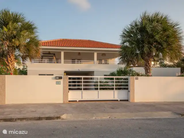 Location de Vacances Curaçao, Banda Ariba (est), Vista Royal, appartement - Villa Fortuna Villa de luxe pour 6 personnes derrière un portail électrique