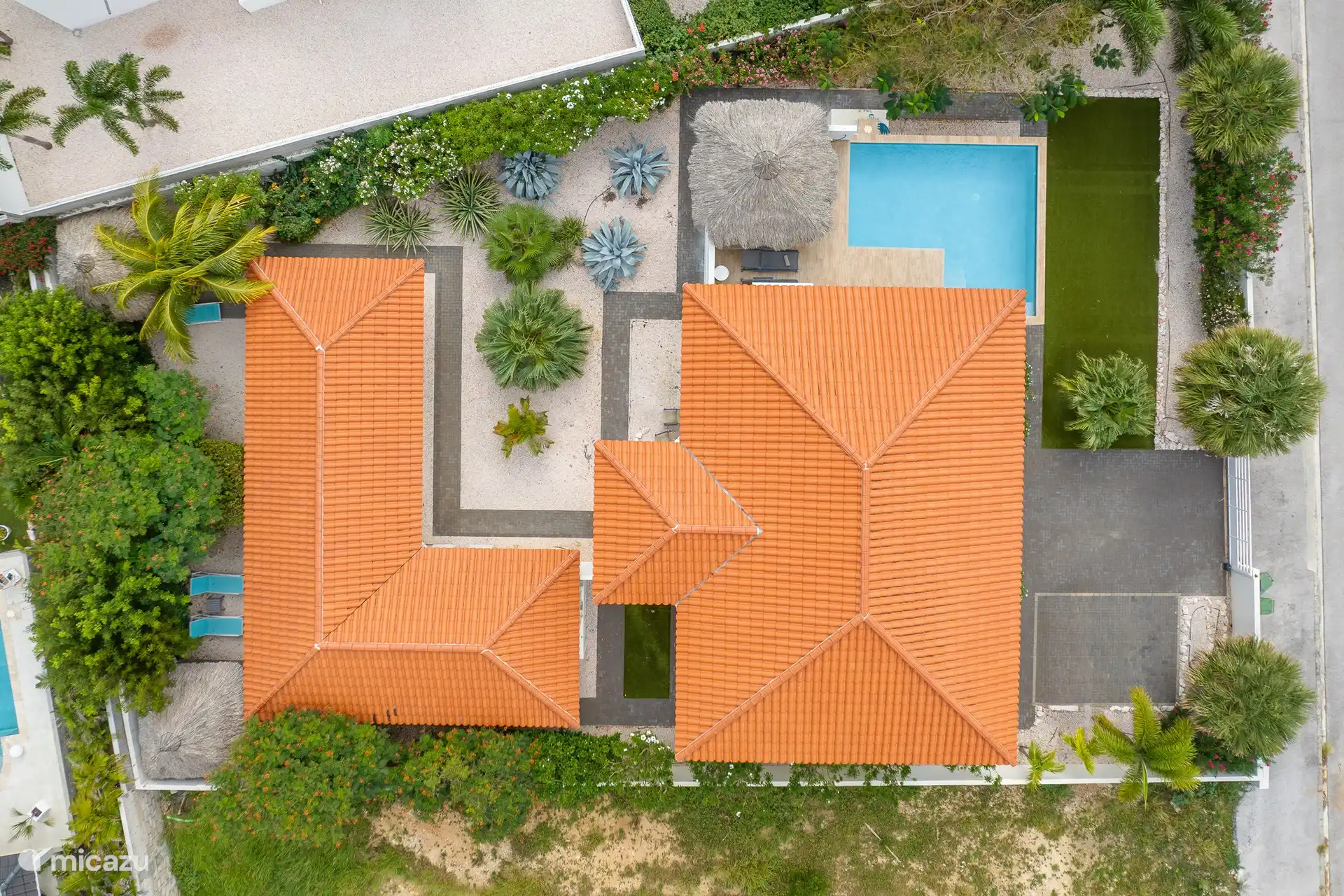 Luxury villa with 2 apartments behind it