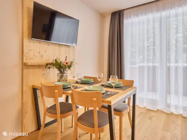 Location de Vacances République Tchèque, Hradec Králové, Pec Pod Snezkou, appartement - Résidence Krakonos 4-9 salon avec table à manger