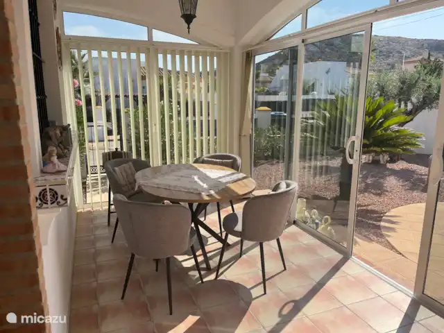 Location de Vacances Espagne, Costa Blanca, Hondón de las Nieves, villa - Casa Jeta Dans notre véranda lumineuse donnant sur le magnifique jardin, il est merveilleux de dîner.