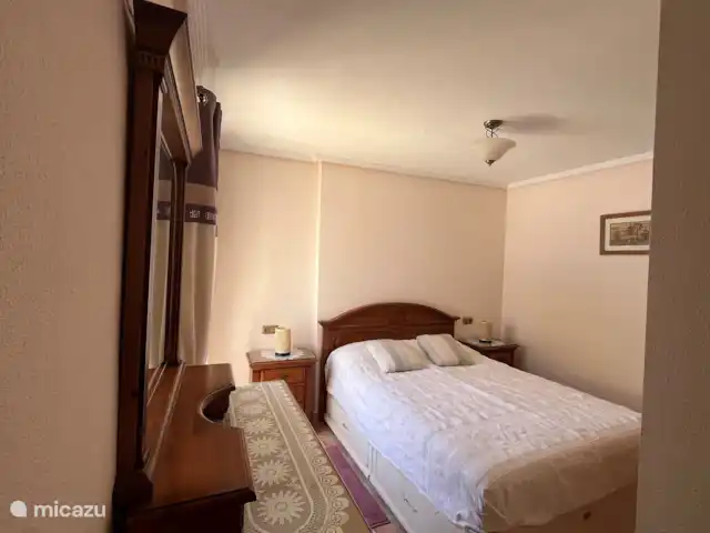 Location de Vacances Espagne, Costa Blanca, Hondón de las Nieves, villa - Casa Jeta Chambre principale, avec salle de bain attenante. Beau lit double. Coiffeuse avec miroir, grande armoire encastrée à deux portes. Pour une merveilleuse nuit de sommeil.