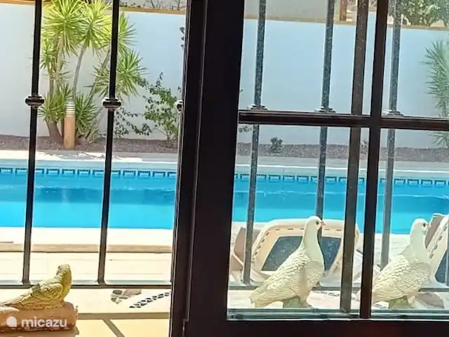 Location de Vacances Espagne, Costa Blanca, Hondón de las Nieves, villa - Casa Jeta Vue sur la piscine depuis la fenêtre de la chambre.