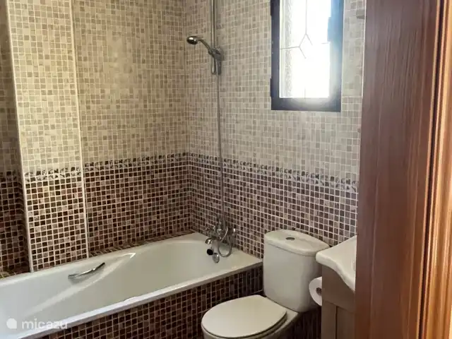 Location de Vacances Espagne, Costa Blanca, Hondón de las Nieves, villa - Casa Jeta Salle de bain dans la chambre principale, avec lavabo, bidet, toilettes et grande baignoire.