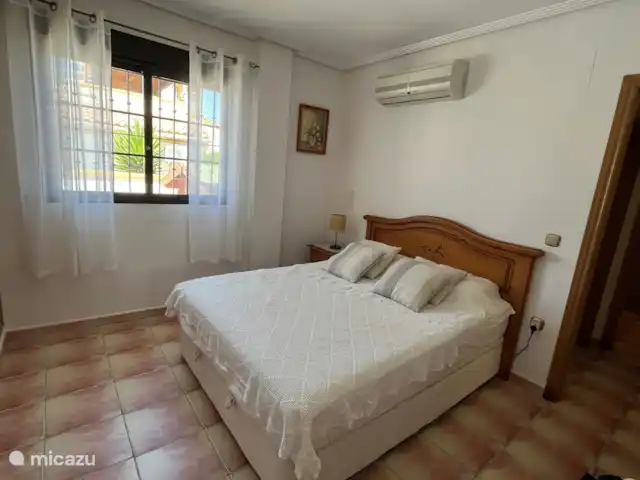 Location de Vacances Espagne, Costa Blanca, Hondón de las Nieves, villa - Casa Jeta Chambre 2, également dotée d'un spacieux placard mural à deux portes. Commode avec miroir et ici aussi un lit double.