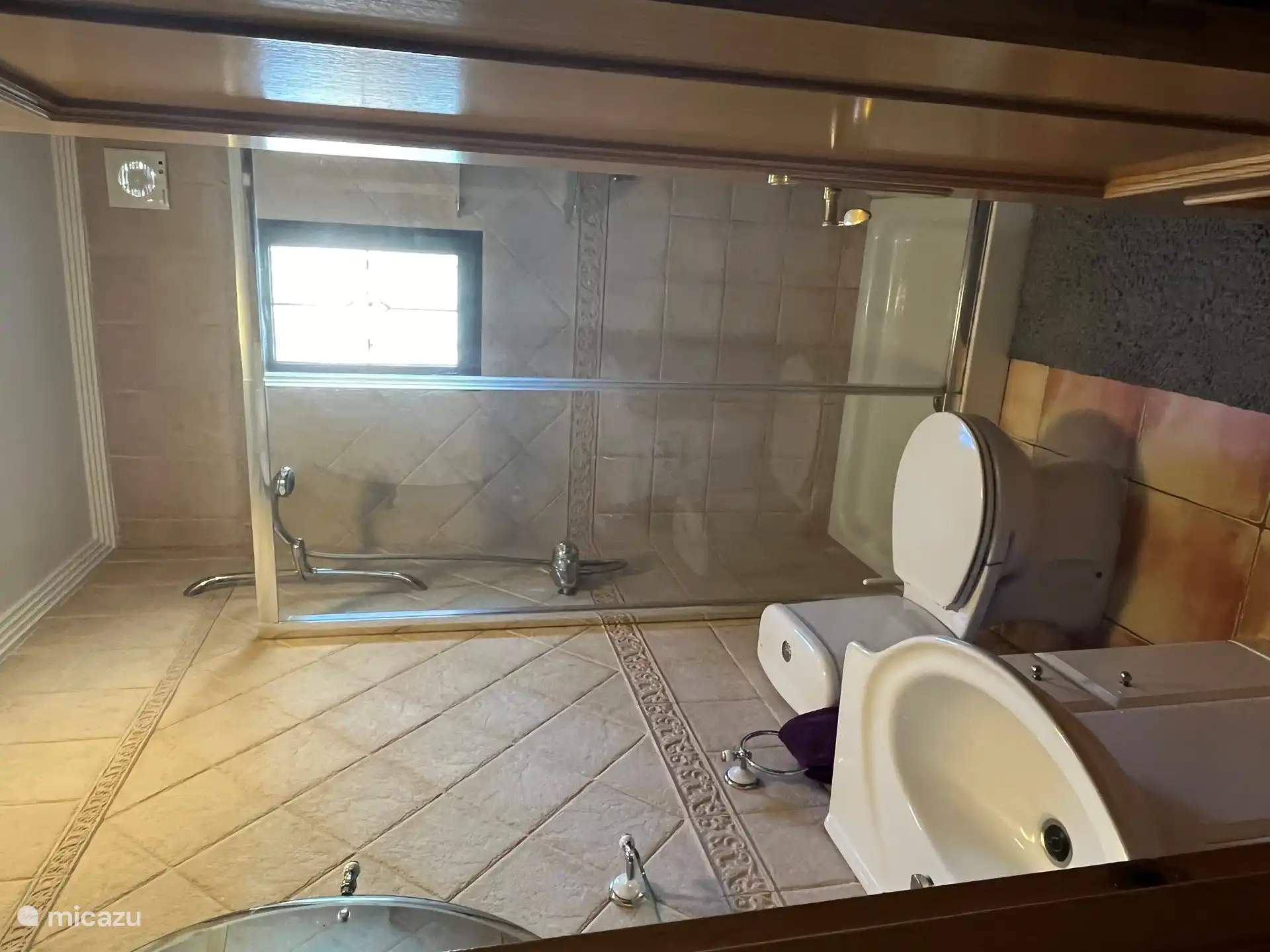 Bathroom 2, between the two bedrooms. Equipped with a toilet, sink and spacious walk-in shower.