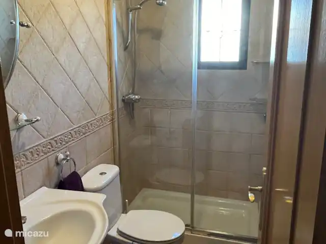 Location de Vacances Espagne, Costa Blanca, Hondón de las Nieves, villa - Casa Jeta Salle de bain 2, entre les deux chambres. Equipé d'un WC, d'un lavabo et d'une spacieuse douche à l'italienne.