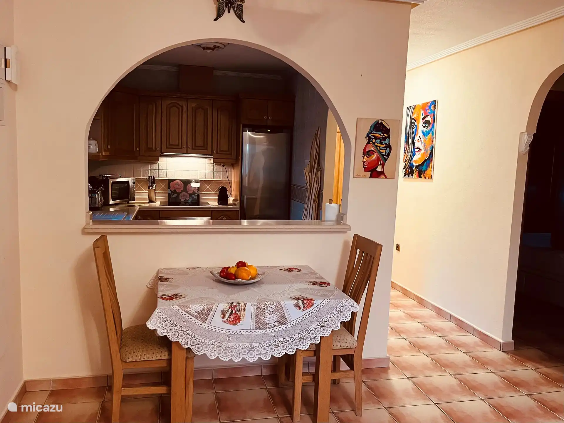 Open kitchen with a large worktop, extensive range of kitchen utensils. Convenient table to have breakfast, read or work.