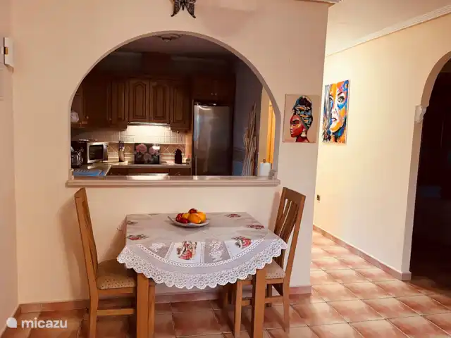 Location de Vacances Espagne, Costa Blanca, Hondón de las Nieves, villa - Casa Jeta Cuisine ouverte avec un grand plan de travail, vaste gamme d’ustensiles de cuisine. Table pratique pour prendre le petit-déjeuner, lire ou travailler.